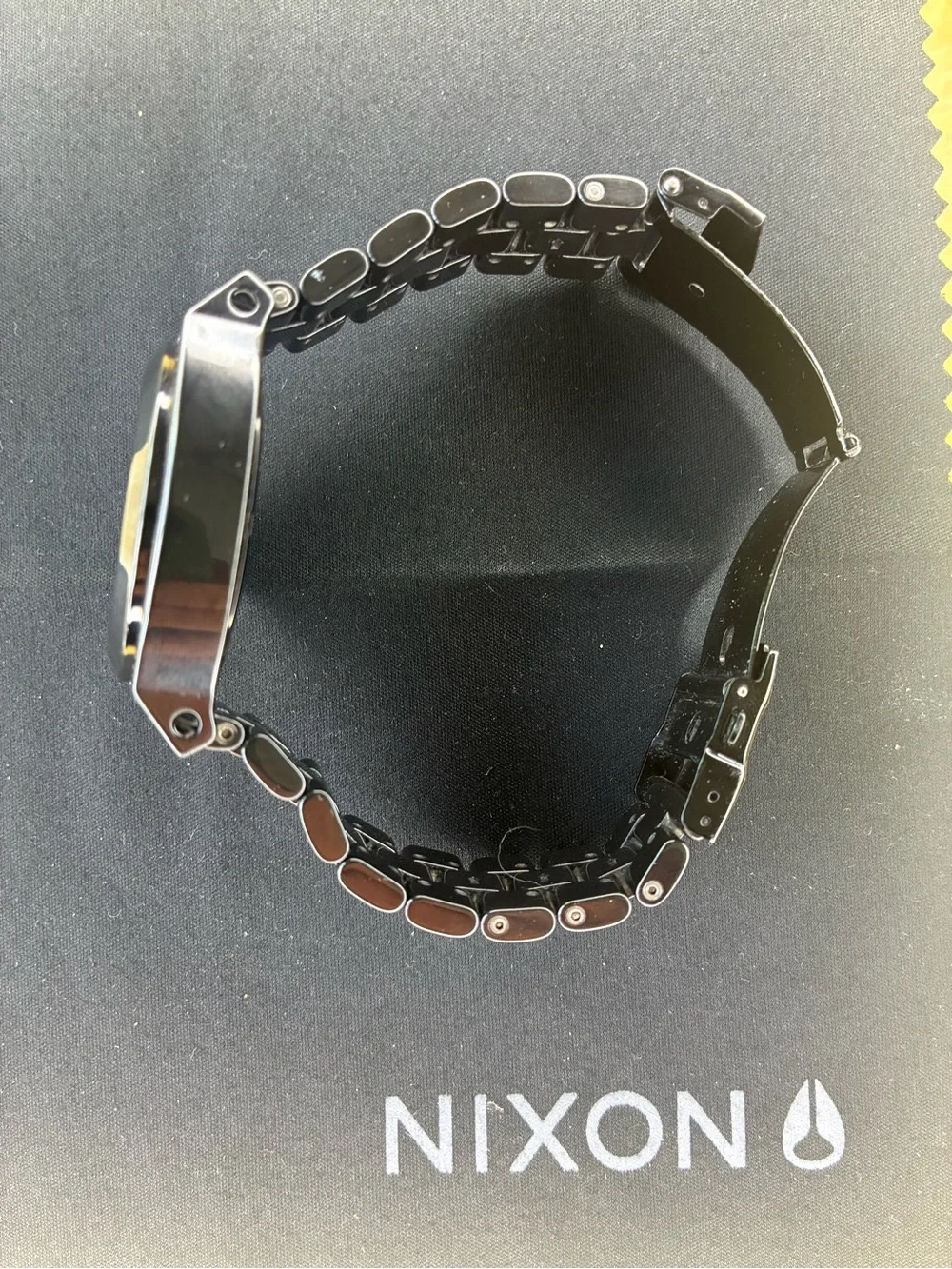 Nixon all black